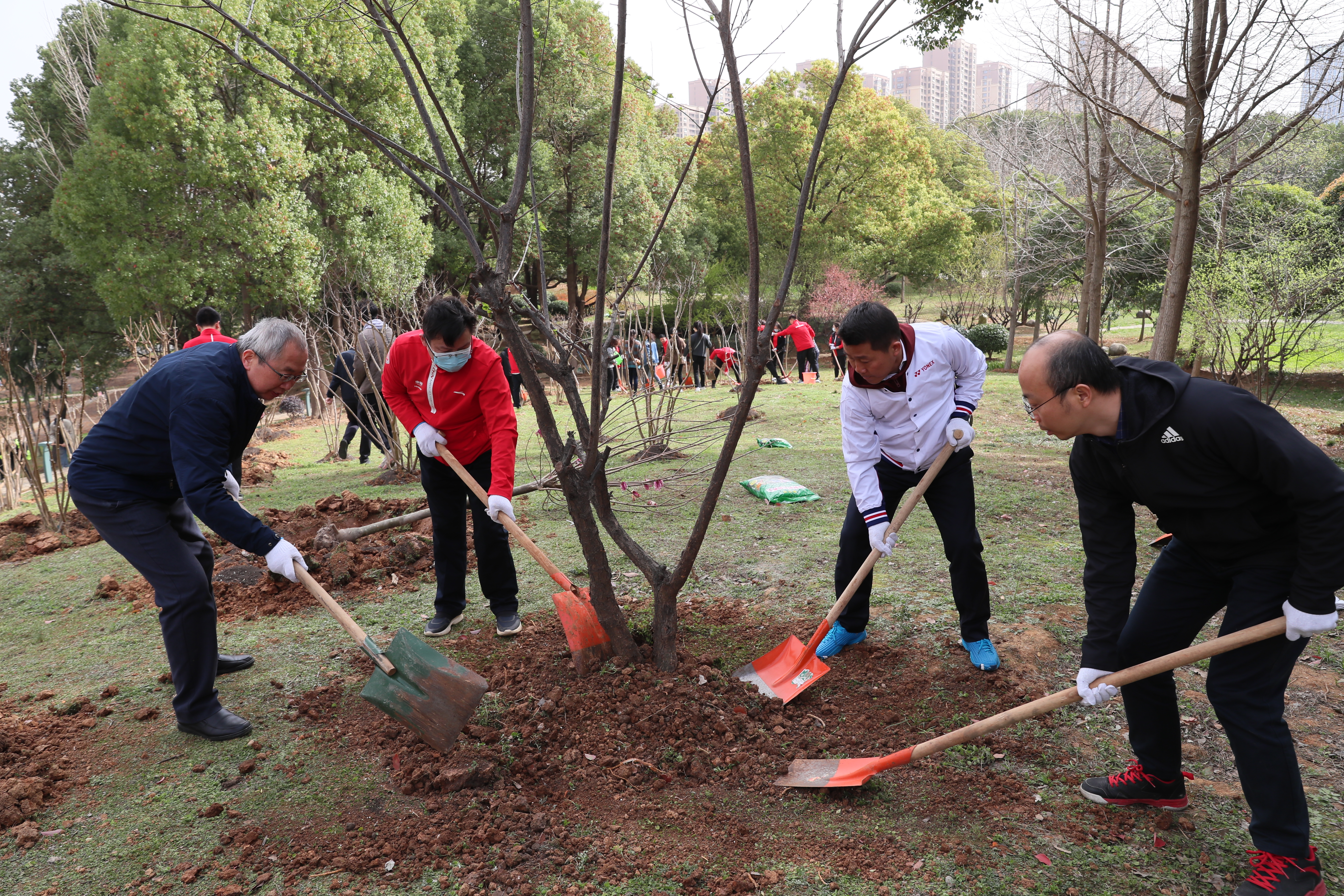 公司開(kāi)展春季義務(wù)植樹(shù)活動(dòng) 爭(zhēng)創(chuàng)全省體育場(chǎng)館首個(gè)4A級(jí)旅游景區(qū)