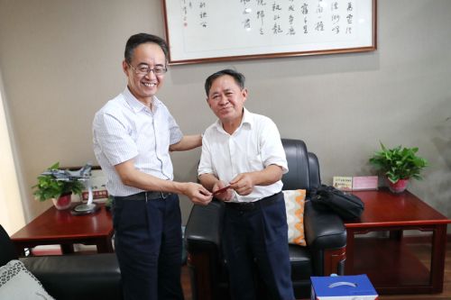 武漢體育中心開(kāi)展退休老黨員“不忘初心、牢記使命”專(zhuān)題調(diào)研和慰問(wèn)工作(圖1)