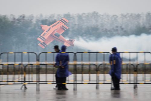 空中F1車(chē)都展翅！(圖4)