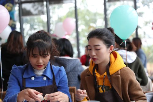 巧手做糕點(diǎn)，甜蜜迎佳節(jié) ▏武漢體育中心舉行“三八”婦女節(jié)關(guān)愛活動(圖4)