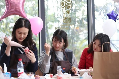 巧手做糕點(diǎn)，甜蜜迎佳節(jié) ▏武漢體育中心舉行“三八”婦女節(jié)關(guān)愛活動(圖2)