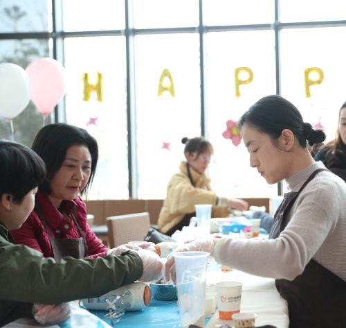 巧手做糕點(diǎn)，甜蜜迎佳節(jié) ▏武漢體育中心舉行“三八”婦女節(jié)關(guān)愛活動(圖3)
