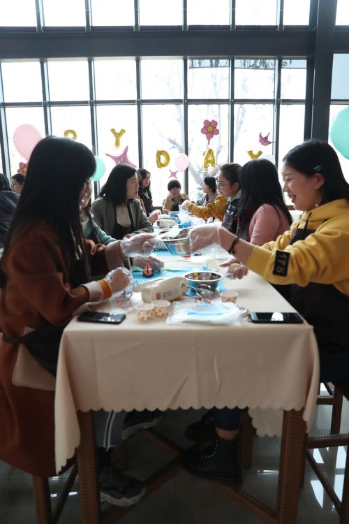 巧手做糕點(diǎn)，甜蜜迎佳節(jié) ▏武漢體育中心舉行“三八”婦女節(jié)關(guān)愛活動(圖6)