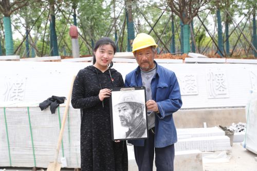 致敬軍運(yùn)勞動(dòng)者  手繪最美奮斗人 華師美院學(xué)生為軍運(yùn)會建設(shè)者畫像(圖6)