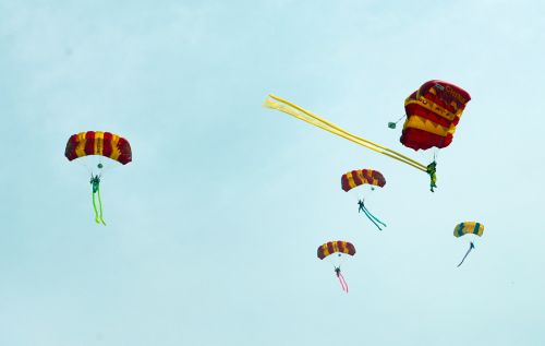 2019國際航聯(lián)世界飛行者大會(huì)在我區(qū)開幕 頂尖飛行員翱翔“天空之城”(圖18)