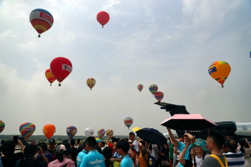 2019國際航聯(lián)世界飛行者大會(huì)在我區(qū)開幕 頂尖飛行員翱翔“天空之城”(圖19)