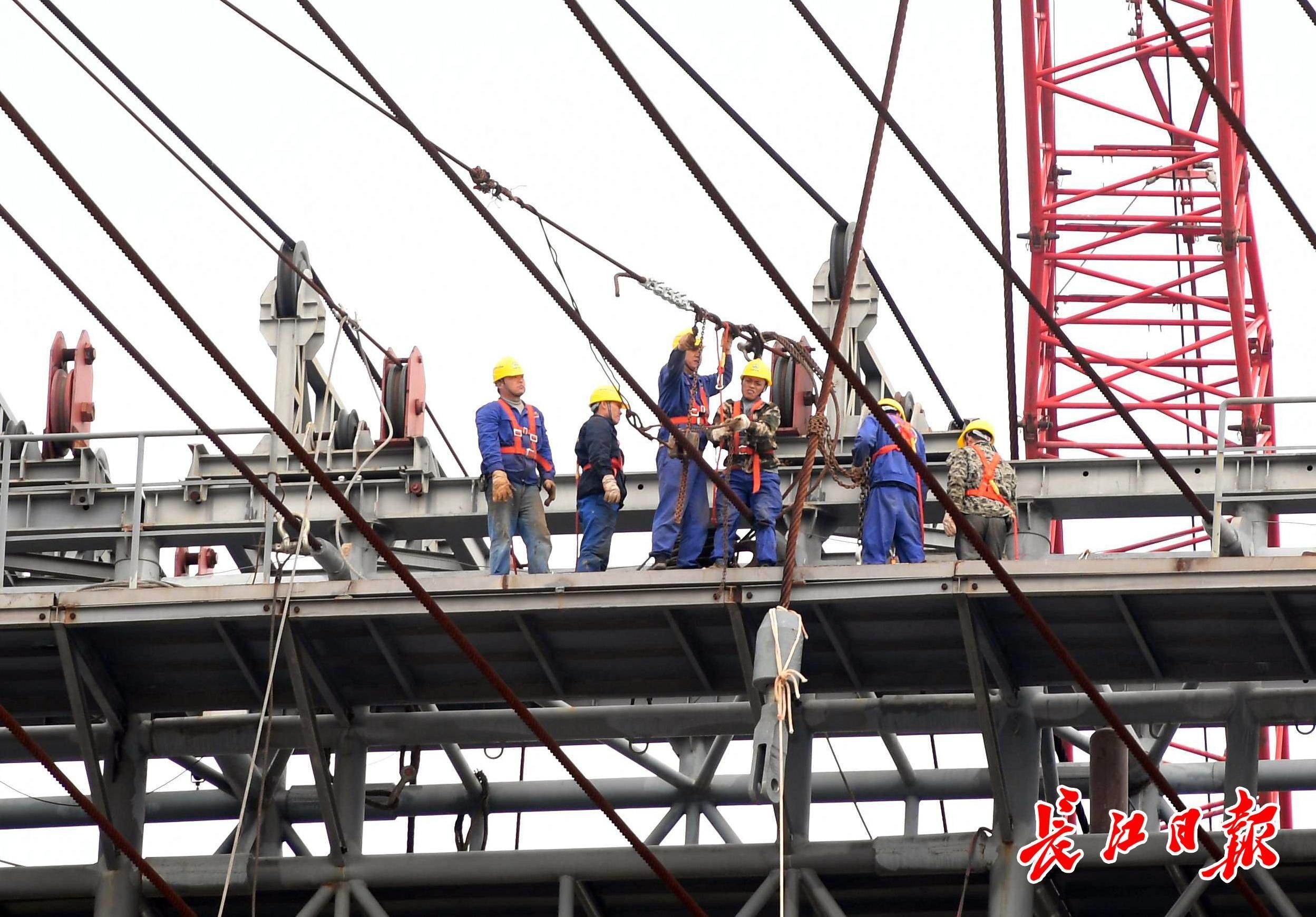 軍運(yùn)會開幕式“幕后英雄”威亞塔開始拆除，1500噸回收鋼材將建籃球場等(圖1)